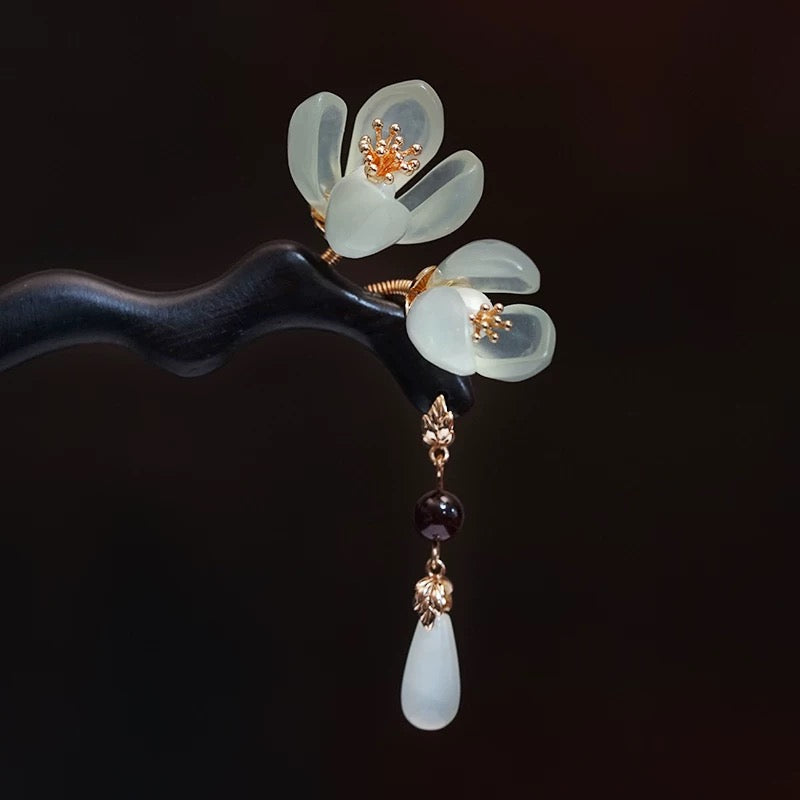 Ebony Wood Xiuyan Jade Magnolia Flower Tassel Hairpin