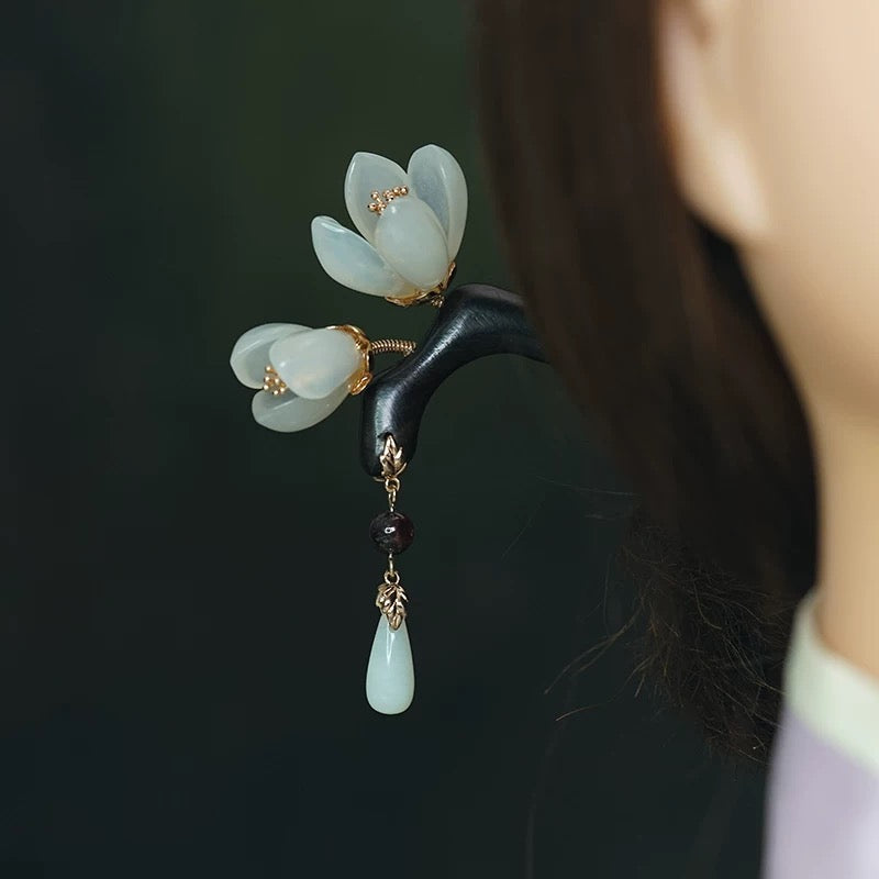 Ebony Wood Xiuyan Jade Magnolia Flower Tassel Hairpin