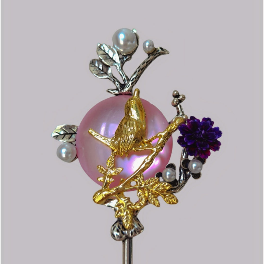 Exquisite Pink Hairpin with Moon and Magpie Design